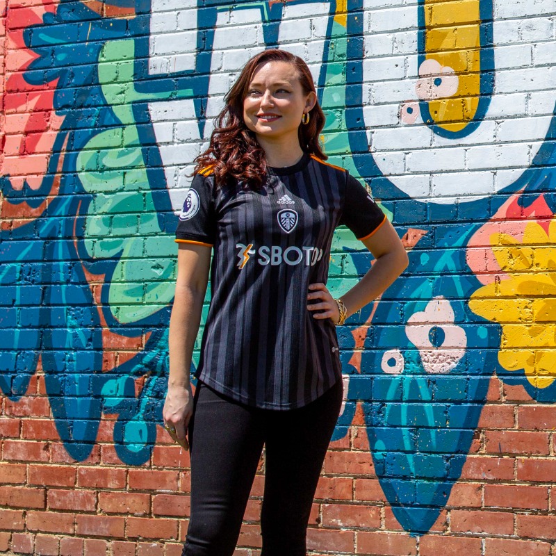PLinUSA's tweet photo. Wearing your club's kit under your work clothes to demonstrate your passion? That's a tradition we can get behind 👕

Meet @beckycllns88, a @LUFC fan and pharmacist in Fort Worth, Texas, who turned tweets about her favorite @ussoccer players into #PL fandom.

#PLFansofAmerica