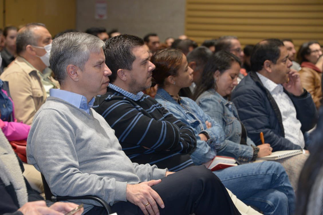 NicolasUribe's tweet photo. ¡Que alegría ver nuestra casa llena! 

Más de 245 empresarios nos acompañan en nuestra sede de Chapinero en el lanzamiento de programa de Negocios Interclústers con el que apoyaremos la generación de negocios entre empresas de diferentes sectores económicos en Bogotá y la Región. https://t.co/0PuRHgDTZw