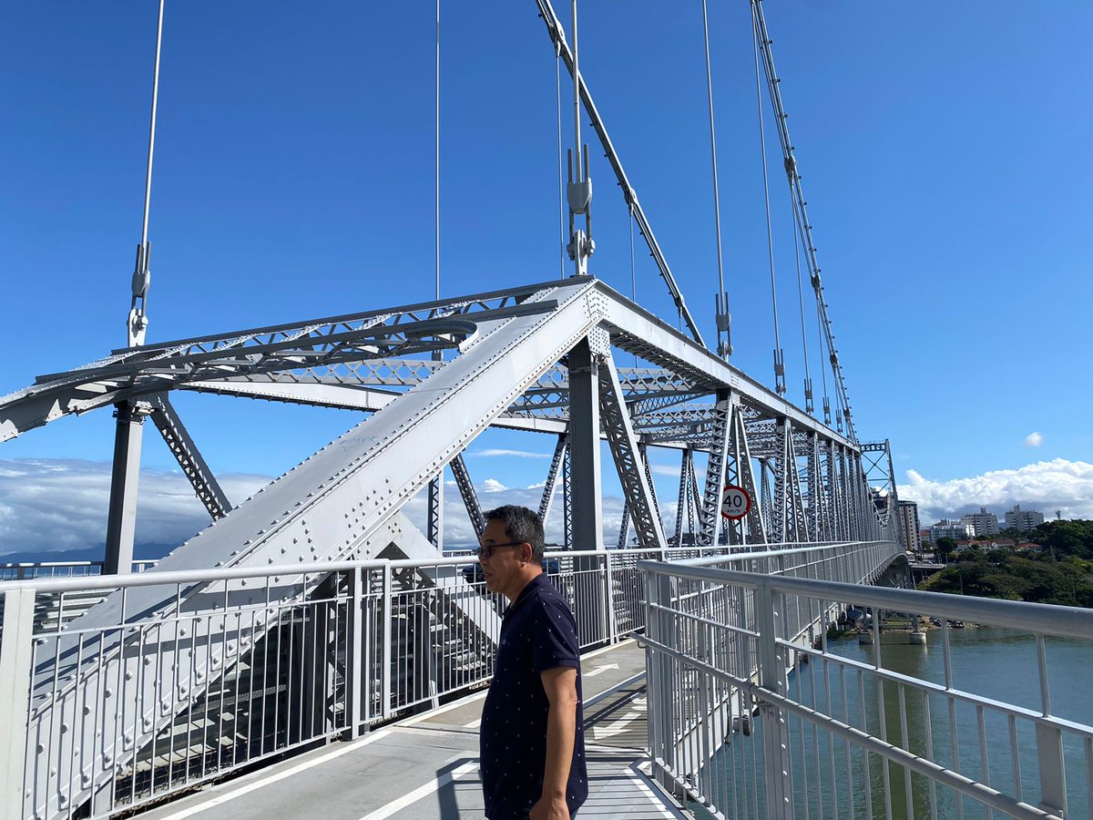 amsilva's tweet photo. Convidar um visitante de South Korea, Seoul a visitar a velha senhora, não tem cartão de visita melhor. Ponte Hercílio Luz. https://t.co/cTkMWYlrXC
