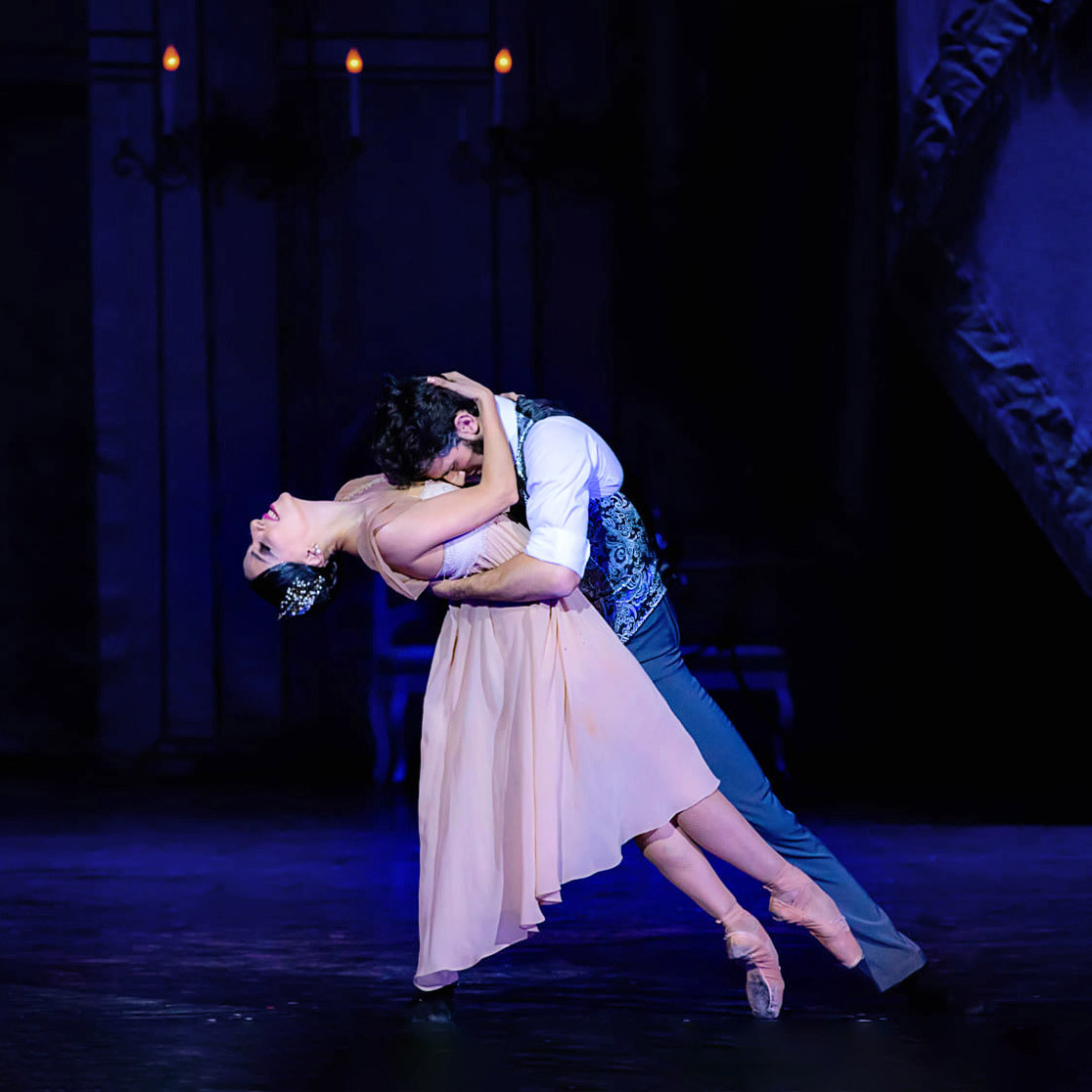 FRANCECONCERT's tweet photo. Découvrez le ballet #Mascarade les 26 et 27 octobre à Paris, et le 29 octobre à Strasbourg.

Pour les billets 👉 https://t.co/bYhRZ4MdpA

#ballet  #mascarade #AramKhatchaturian #artwork https://t.co/INeJMMuPZc