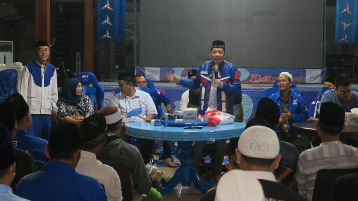 BanyuwangiS14P's tweet photo. Tuntaslah sudah kegiatan penyerahan bingkisan lebaran utk 1638 pengurus Forum Komunikasi Kyai Langgar (FOKKAL) mulai dari DPC, DPAC dan Ranting, penyerahan tsb dilakukan lgsg oleh Ketua DPC @PDemokrat Banyuwangi Bp @Michael27179015 didampingi Ketua DPC FOKKAL KH Syaifudin Zuhri https://t.co/cgsnbwKDS4