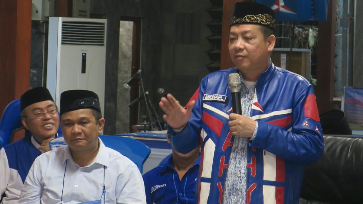 BanyuwangiS14P's tweet photo. Tuntaslah sudah kegiatan penyerahan bingkisan lebaran utk 1638 pengurus Forum Komunikasi Kyai Langgar (FOKKAL) mulai dari DPC, DPAC dan Ranting, penyerahan tsb dilakukan lgsg oleh Ketua DPC @PDemokrat Banyuwangi Bp @Michael27179015 didampingi Ketua DPC FOKKAL KH Syaifudin Zuhri https://t.co/cgsnbwKDS4