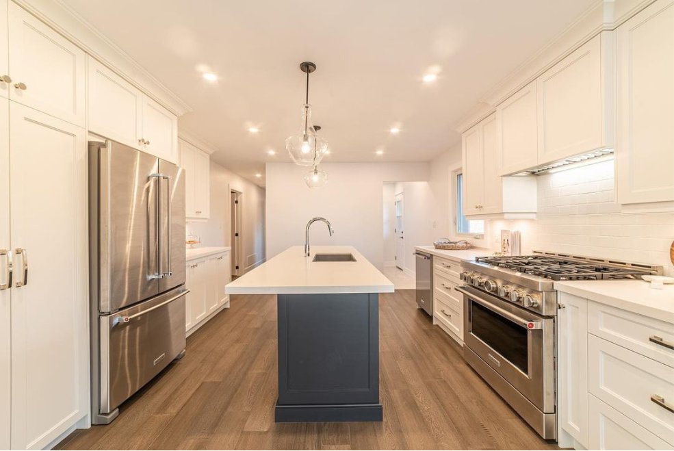 Woodchuck Flooring in the wild! Thanks @Accubuilt and everyone else who sweat over this stunning kitchen #Renovation 🍳 #KitchenInspo
-
Contractor: @Accubuilt
Structure, fixtures, and appliances:
@CaesarstoneCA
@KitchenAid_CA