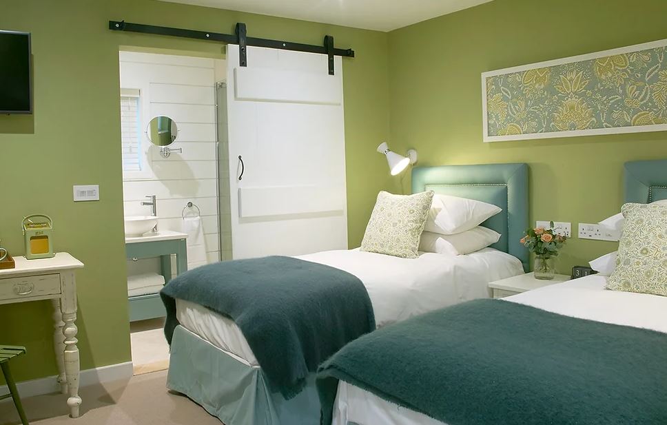 TheBBDirectory's tweet photo. There are 6 luxurious rooms available at The Three Hills. Book your stay & enjoy a relaxing stay & delicious food in the restaurant.
https://t.co/DDgGX0zuek
#Accommodation #Restaurant #AwardWinning #Family #Pets #Luxurious #Bartlow #Cambridge #Cambridgeshire @TheThreeHills2 https://t.co/6b7ifW2Yeb