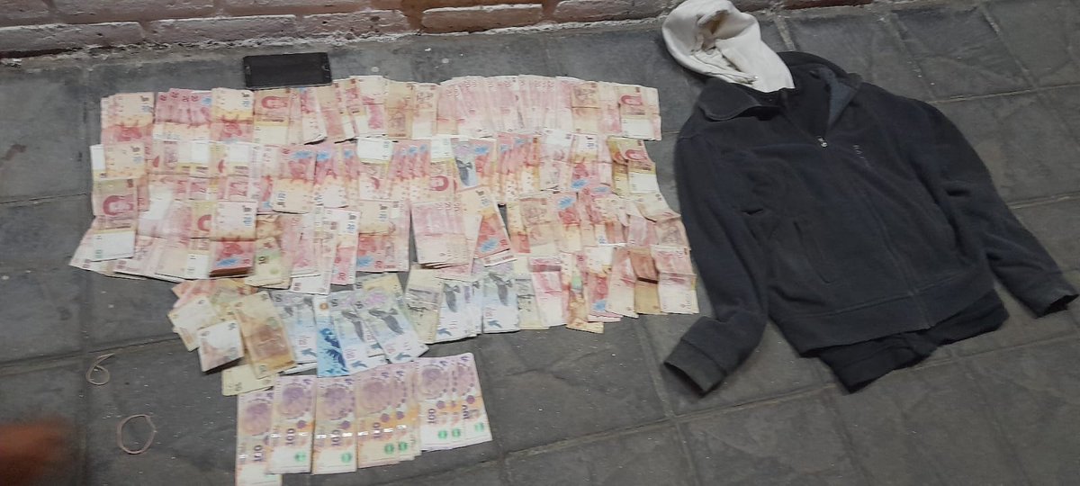 leoguevara80's tweet photo. #Cordoba #ParqueLiceo entró a robar a una carniceria y fue atrapado a los pocos metros con dinero, tiene 19 años y antecedentes penales #Claret dos delincuentes arrebataron una mochila y cayeron en un control policial durante la noche. Movil @radiomitrecba. https://t.co/aszlRSf9Qm