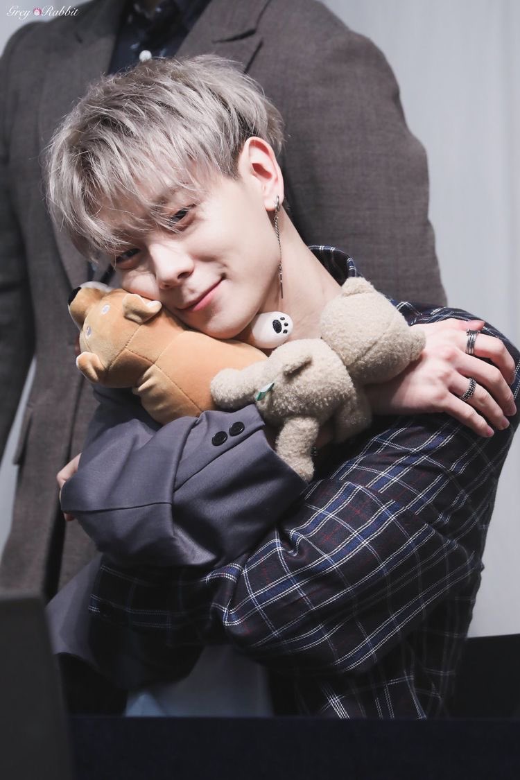 jehyunpic's tweet photo. happy birthday our moon!!! i wish you to always be with forx and omega x ❤️ i love you so much 🫶🏻🥳 

#Happy_Jehyun_Day  #OMEGA_X #오메가엑스 #제현 #JEHYUN https://t.co/TwinSSkuK9