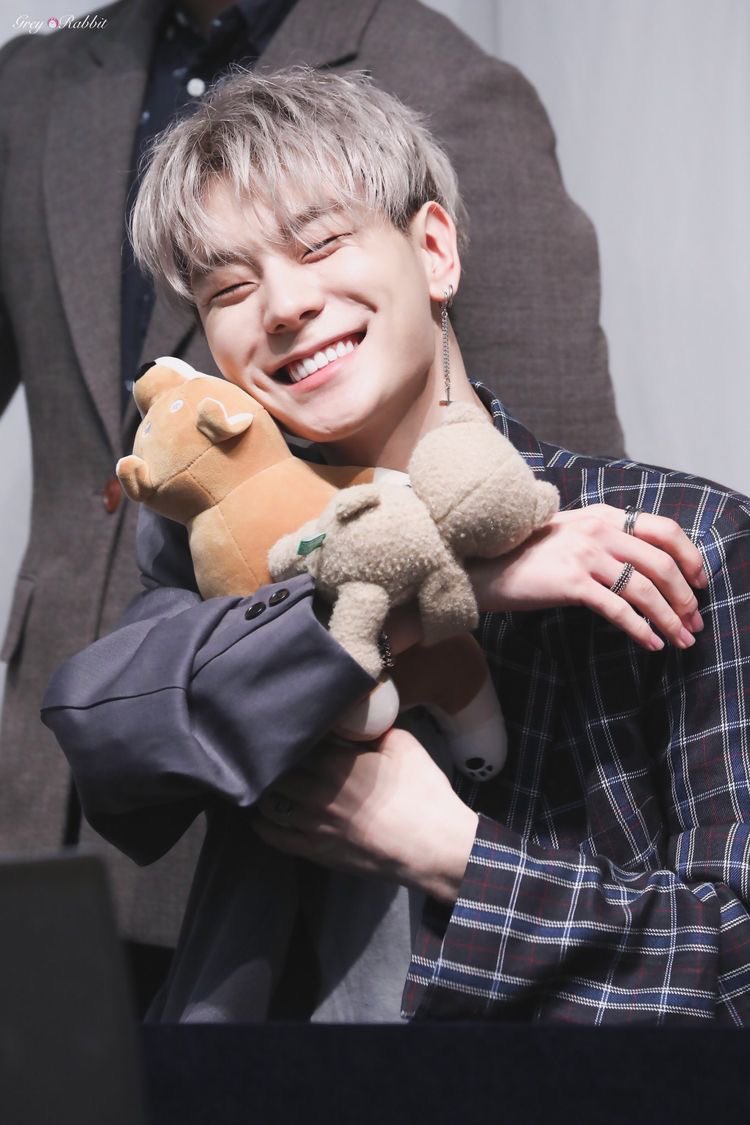 jehyunpic's tweet photo. happy birthday our moon!!! i wish you to always be with forx and omega x ❤️ i love you so much 🫶🏻🥳 

#Happy_Jehyun_Day  #OMEGA_X #오메가엑스 #제현 #JEHYUN https://t.co/TwinSSkuK9
