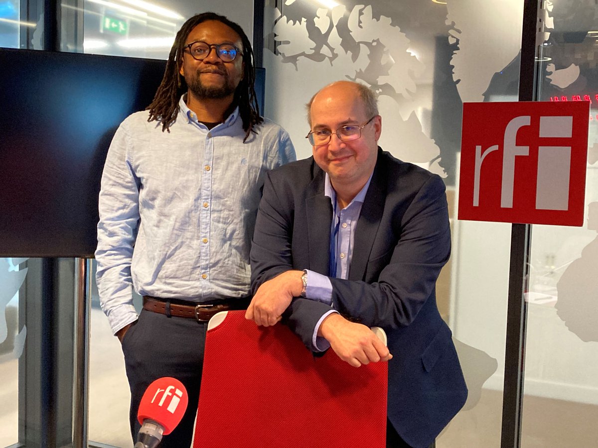 PontdesartsRFI's tweet photo. Le romancier Éric Mukendi publie aux éditions @Gallimard « Mes deux papas ». Un 1er roman pétillant à la langue métissée, teinté de tendresse et de douce ironie qui se savoure comme un délicieux pondu, le fameux ragoût congolais. Il était l'invité de @JFCadet_RFI sur @RFI. https://t.co/Zig8LMLy05
