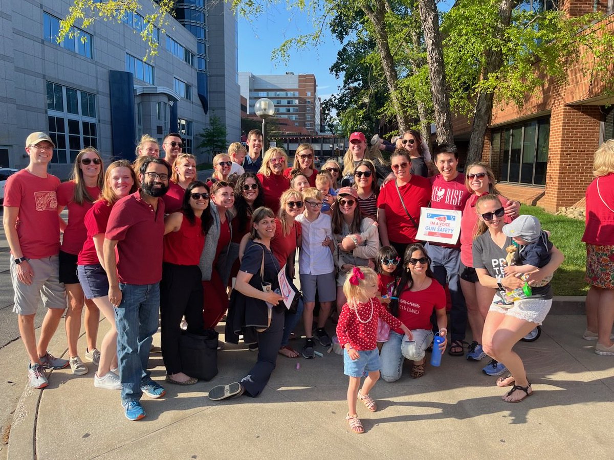 ⁦⁦@VUMCPICU⁩ nurses, fellows, faculty and their families linking arms with ⁦@voices4saferTN⁩ for a #saferTN and all the children of our communities