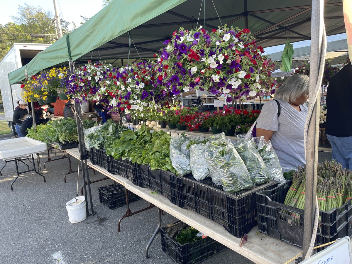 fairfaxparks's tweet photo. 🔔 Ringing in a new farmers market season at Mount Vernon with Supervisor Storck and FCPA Executive Director Jai Cole! 
🍅 Stop by the McCutcheon/Mount Vernon Farmers Market every Wednesday from 8 a.m. - noon. https://t.co/WZmhcUyM93 https://t.co/vd8xcSkOSv