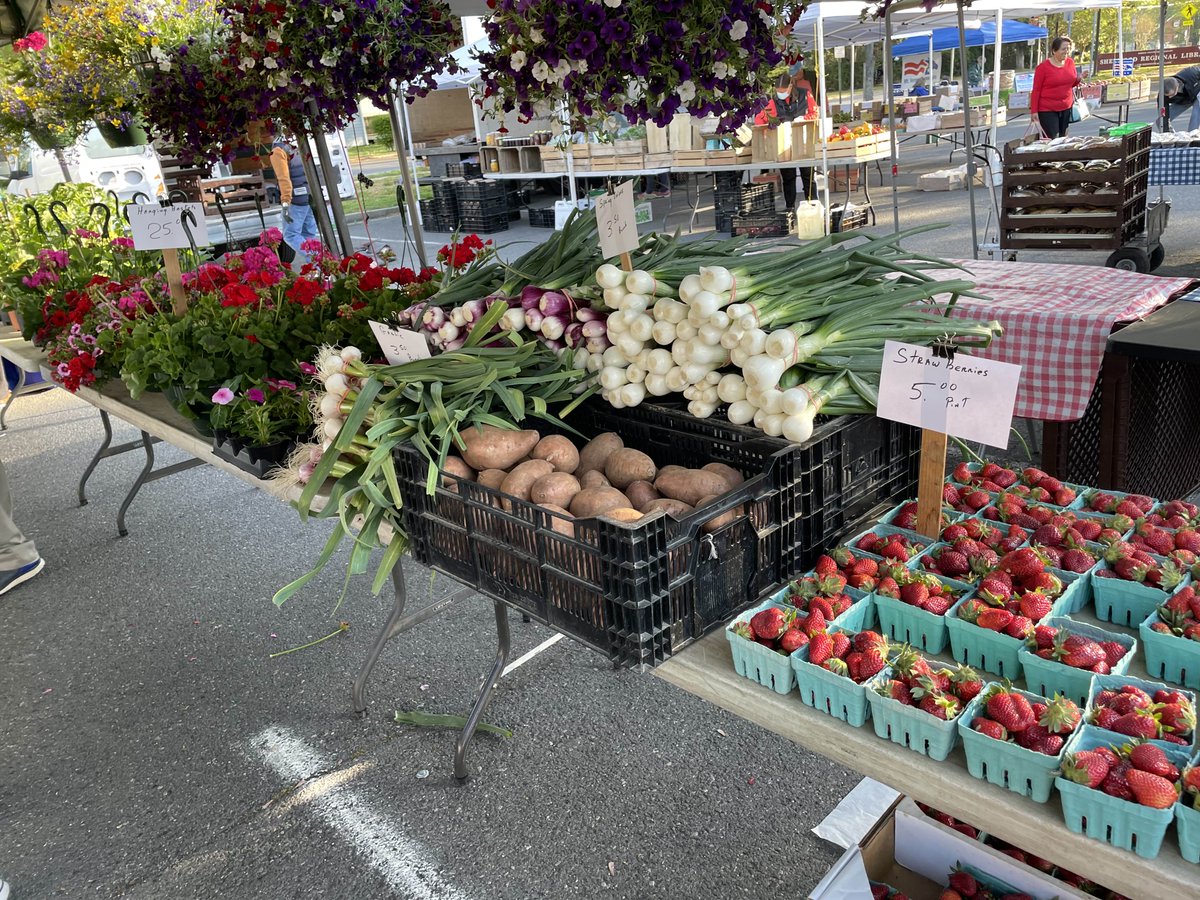 fairfaxparks's tweet photo. 🔔 Ringing in a new farmers market season at Mount Vernon with Supervisor Storck and FCPA Executive Director Jai Cole! 
🍅 Stop by the McCutcheon/Mount Vernon Farmers Market every Wednesday from 8 a.m. - noon. https://t.co/WZmhcUyM93 https://t.co/vd8xcSkOSv