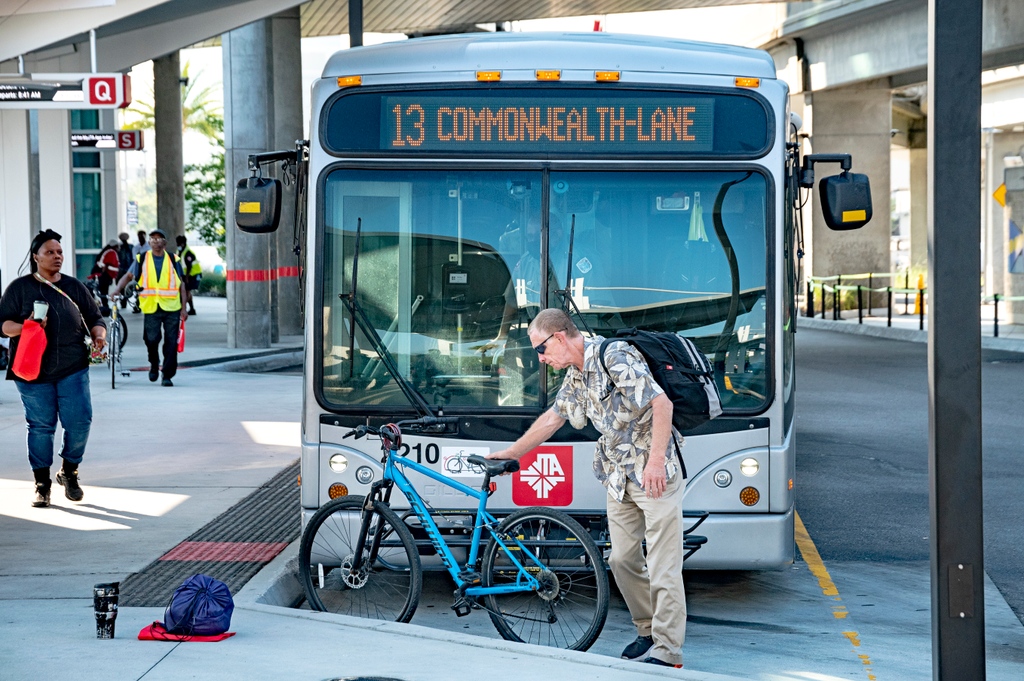 JTAFLA's tweet photo. With temperatures rising in Jacksonville, don't forget your bike on your next trip! Riders can bring their bike on their routes and use our bike racks for no charge.

Racks are first come, first serve. Visit https://t.co/kTuDdU2Cia for more info. 

#jtafla x #transitworks https://t.co/EODjB1l2om