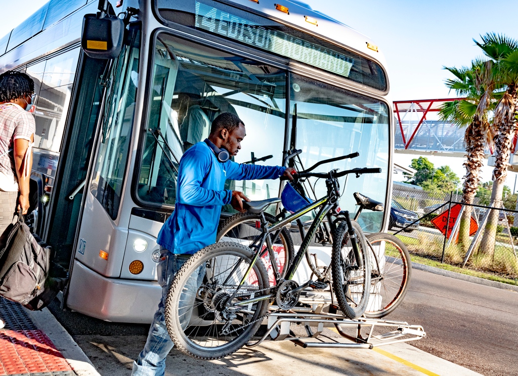 JTAFLA's tweet photo. With temperatures rising in Jacksonville, don't forget your bike on your next trip! Riders can bring their bike on their routes and use our bike racks for no charge.

Racks are first come, first serve. Visit https://t.co/kTuDdU2Cia for more info. 

#jtafla x #transitworks https://t.co/EODjB1l2om