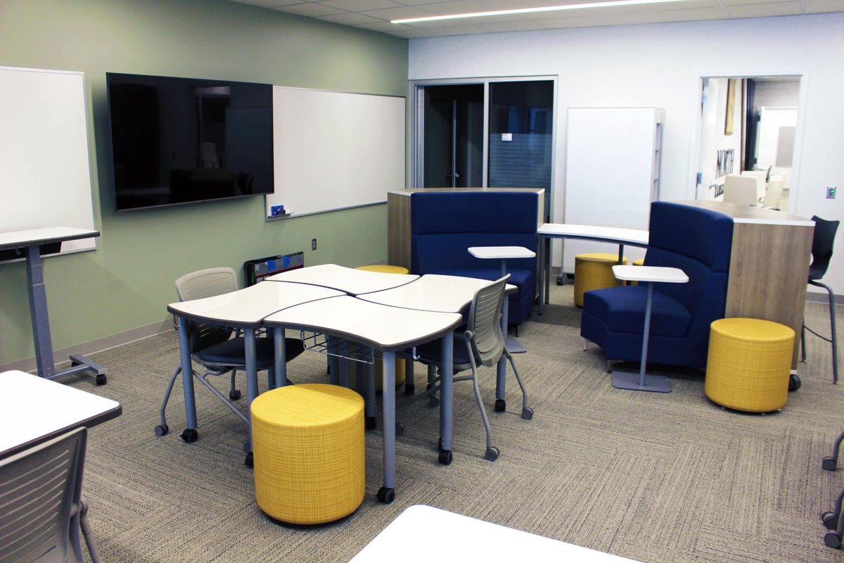 Fre3domInterior's tweet photo. The NKC Plaza building is a multiphase project including a technology area, professional development space and private offices. The client needed a space that was welcoming and comfortable for the district staff members that were working to advance their professional careers. https://t.co/hVNzwfOMoj
