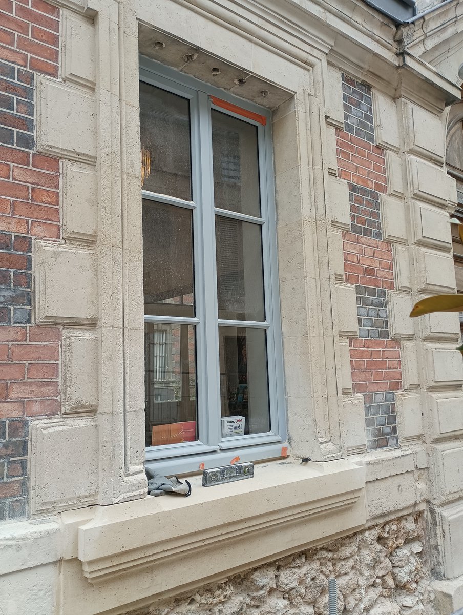 C'est la #JourneeInternationaleDesMonumentsEtDesSites pour fêter ça voici un avant VS après du pôle santé de <a href="/lHotelDieu/">Hôtel-Dieu de Château-Thierry</a> 
Les façades sont en train de se refaire une beauté!🚧😃
➡️Continuez de soutenir le projet de sauvegarde via <a href="/fond_patrimoine/">Fondation du patrimoine</a> : fondation-patrimoine.org/les-projets/l-…