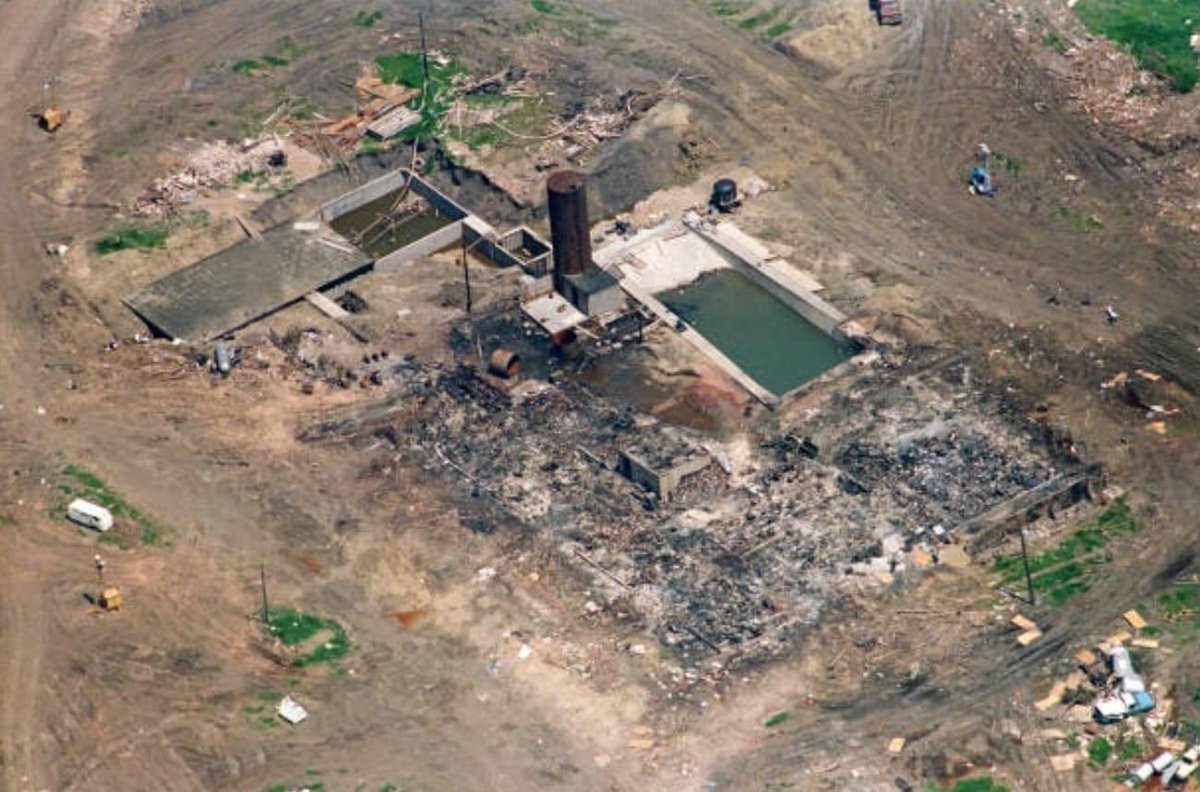 Montana_LP's tweet photo. “The American government will murder your entire family, burn your home and church to the ground, remove your flag and fly thier flag over your burnt remains and send any survivors to prison, then they will investigate themselves and find they did no wrong...

            THIS HAPPENED IN AMERICA 

             February 28th April 19th 1993
   
             NEVER FORGET WACO TEXAS”

— @Last_Free_Man