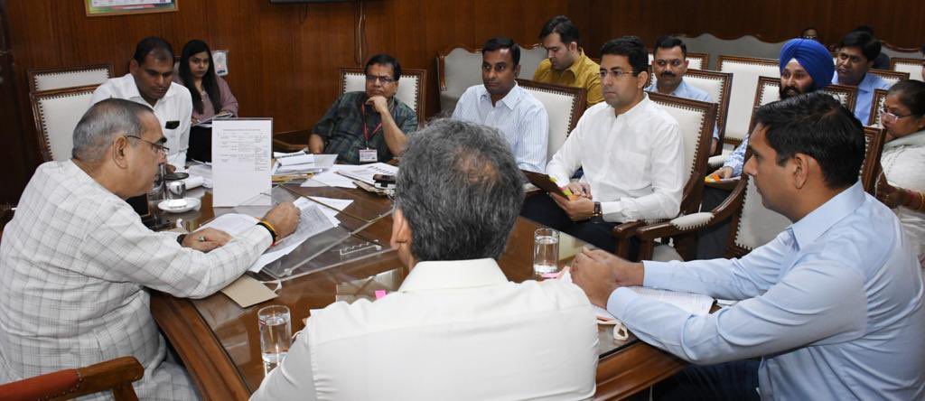 आज चंडीगढ़ में परिवहन विभाग के उच्चअधिकारियों के साथ बैठकर यात्रियों एवम् कर्मचारियों के लिए बेहतर सुविधा के लिए चर्चा कर उनको जल्द ही अमल में लाने के लिए योजना बनाई है ॥ <a href="/cmohry/">CMO Haryana</a> <a href="/BJP4India/">BJP</a> <a href="/HRroadways/">Haryanaroadways</a>