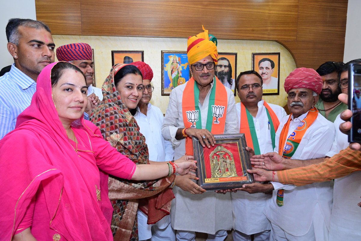 sumanOsian's tweet photo. राजस्थान विधानसभा के नेता प्रतिपक्ष  आदरणीय राजेंद्रसिंह जी राठौड़ के जन्मदिन पर आयोजित  "मानव सेवा सप्ताह" के तहत रक्तदान कार्यक्रम में। https://t.co/MLBGcQsuRE