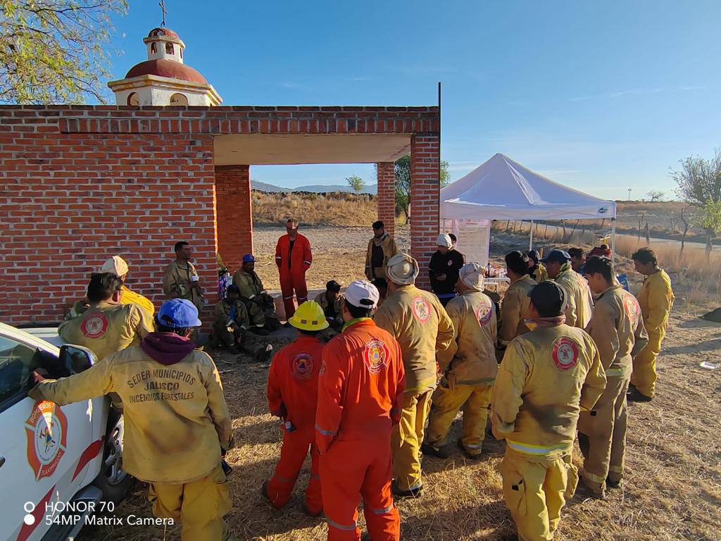GobTlajomulco's tweet photo. La extinción y enfriamiento del incendio en el cerro de Totoltepec está en manos de 119 elementos además de El Palomo, Witari y Tláloc, incluyendo voluntarios capacitados. Pedimos a la ciudadanía que atienda las recomendaciones para evitar riesgos a la salud. https://t.co/yeMvqiYuKc