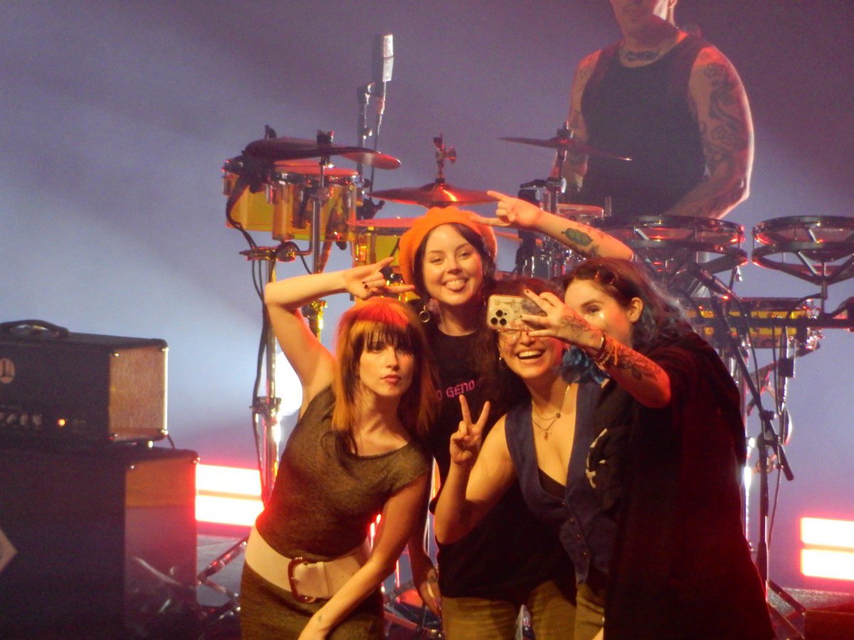 ana_cisternas9's tweet photo. please help me find more pictures of mizbiz last night !!!! I had the best time of my life ❤️ i wanna have as many pics as possible🤧🤧🤧 #paramoremanchester (paramore manchester) https://t.co/lfEhCcVqKd
