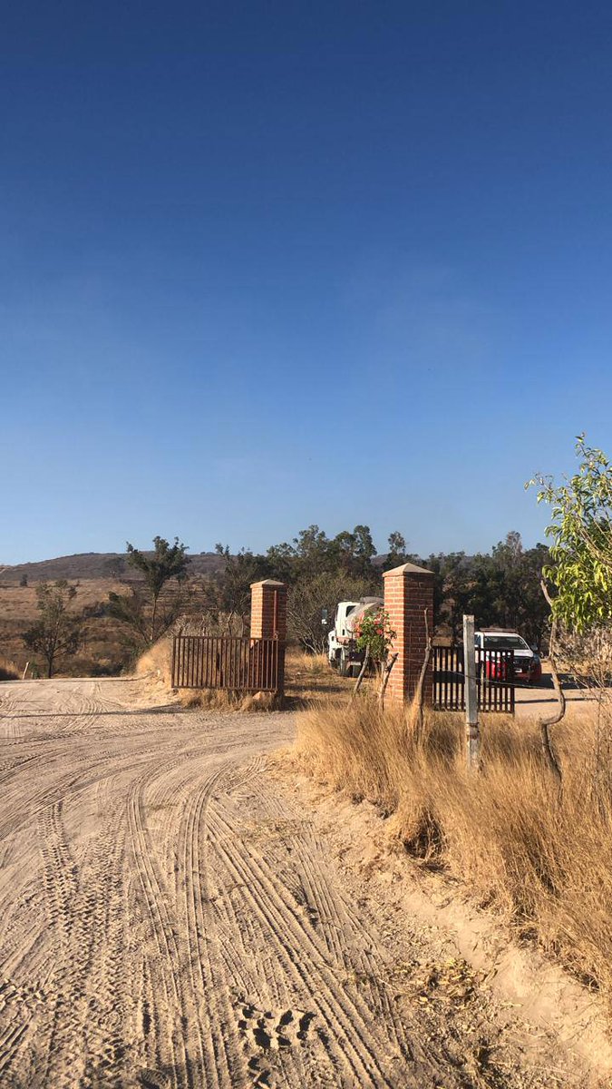 GobTlajomulco's tweet photo. La extinción y enfriamiento del incendio en el cerro de Totoltepec está en manos de 119 elementos además de El Palomo, Witari y Tláloc, incluyendo voluntarios capacitados. Pedimos a la ciudadanía que atienda las recomendaciones para evitar riesgos a la salud. https://t.co/yeMvqiYuKc