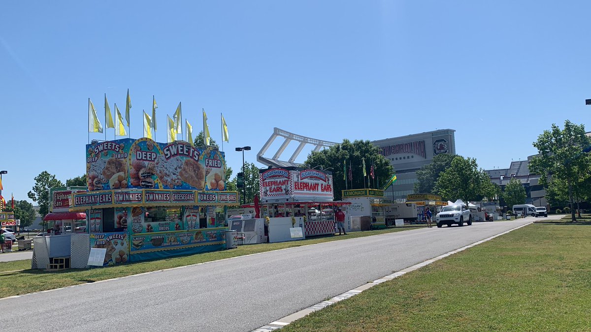 bellakeating13's tweet photo. Columbia’s State Fair food drive through. Learn later on @USCCarolinaNews why it’s more convenient to drive through instead of walk in https://t.co/BhZPR6yLKx