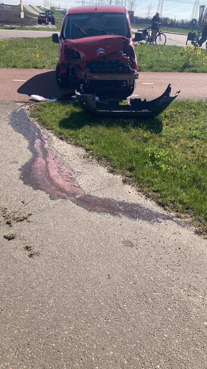 Zojuist werden wij opgeroepen door de meldkamer om de politie en ambu te assisteren bij een ongeval. We hebben gezorgd voor een veilige werklocatie voor de collega’s en een goede doorstroom van het verkeer. Voertuigen zijn getakeld en het wegdek is schoongemaakt. #samensterk