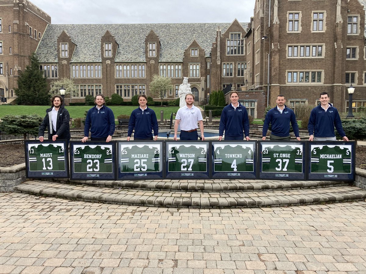 CoachGards's tweet photo. One last dinner last night with our graduating Seniors (minus our four pros still playing) ☘️#OnceALaker https://t.co/JhfbFWrryL