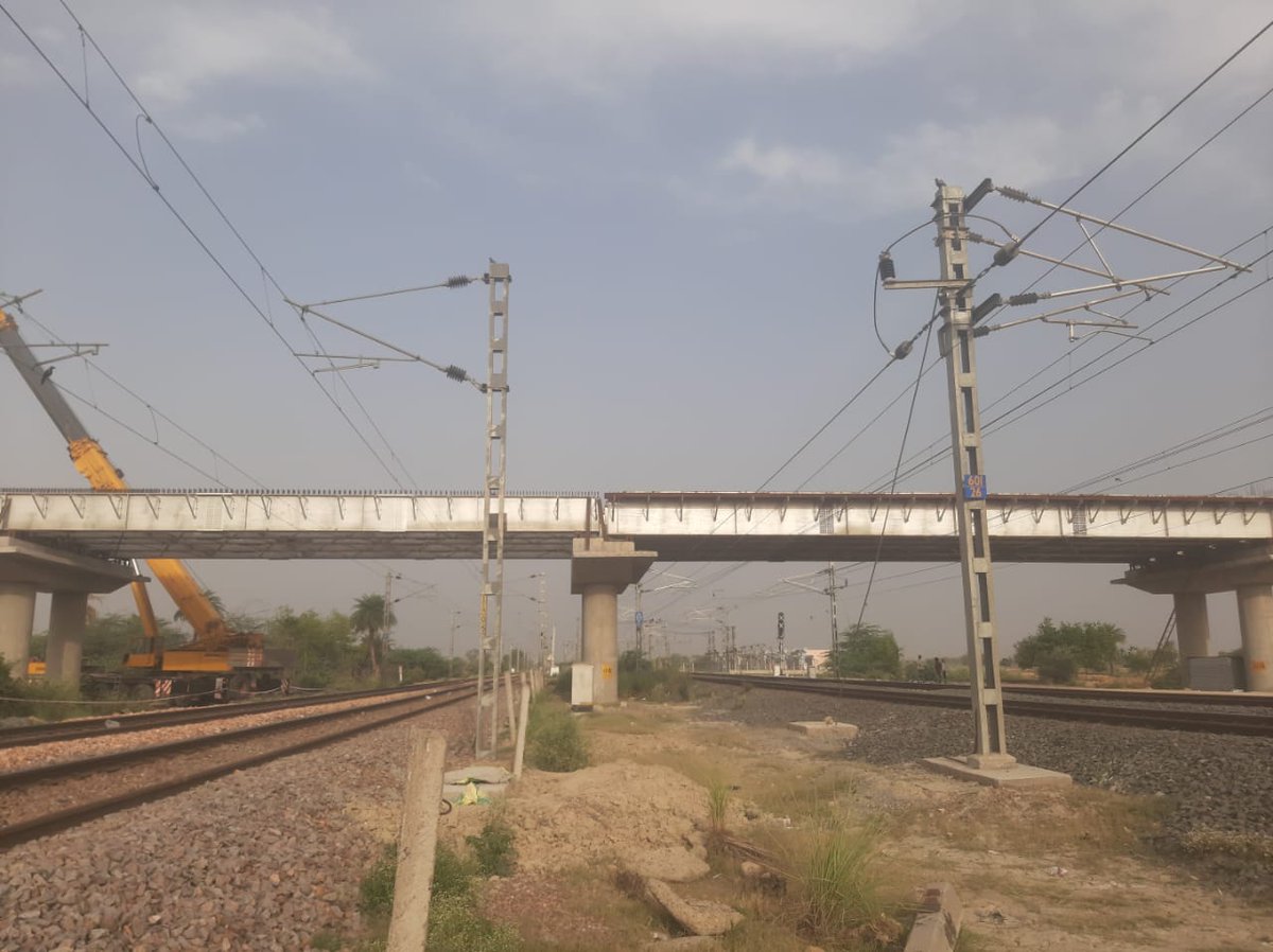 dfccil_india's tweet photo. All five composite girders, each of 24 metre span for Road Over Bridge (ROB) in lieu of LC 18 in UP’s Etawah district have been successfully launched over DFC & IR tracks between #EDFC’s New Ekdil & New Achalda stations. #levelcrossingfreeDFC https://t.co/0rPYoEwvsj
