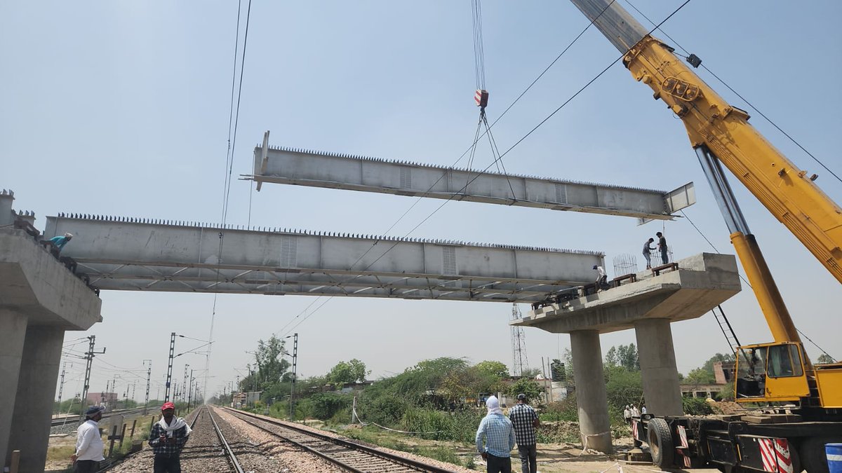 dfccil_india's tweet photo. All five composite girders, each of 24 metre span for Road Over Bridge (ROB) in lieu of LC 18 in UP’s Etawah district have been successfully launched over DFC & IR tracks between #EDFC’s New Ekdil & New Achalda stations. #levelcrossingfreeDFC https://t.co/0rPYoEwvsj