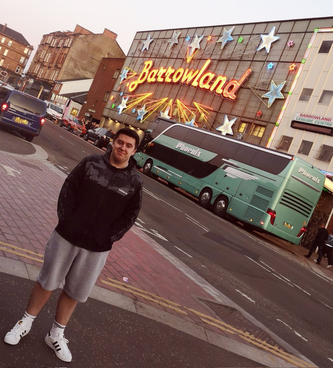 LYN5EY's tweet photo. An amazing night with my bairn to see Razorlight  🙌🏻 🍻
#Razorlight #Barrowlands #Glasgow https://t.co/7jKX6Gag0c