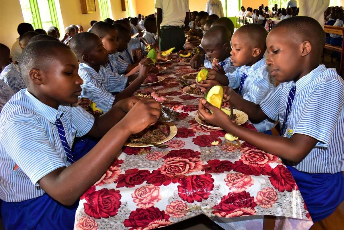 RCCS_GSF's tweet photo. #Avoka ni urubuto rukungahaye ku ntungamubiri nka vitamine C, vitamine K n'ibyitwa magnesium na folate mundimi z'amahanga byose bifasha mu mikurire myiza y'umubiri n'amagufa. Muryoherwe bana bacu. #kidfirst @SchoolFeedingRd https://t.co/dxup5c7FV7