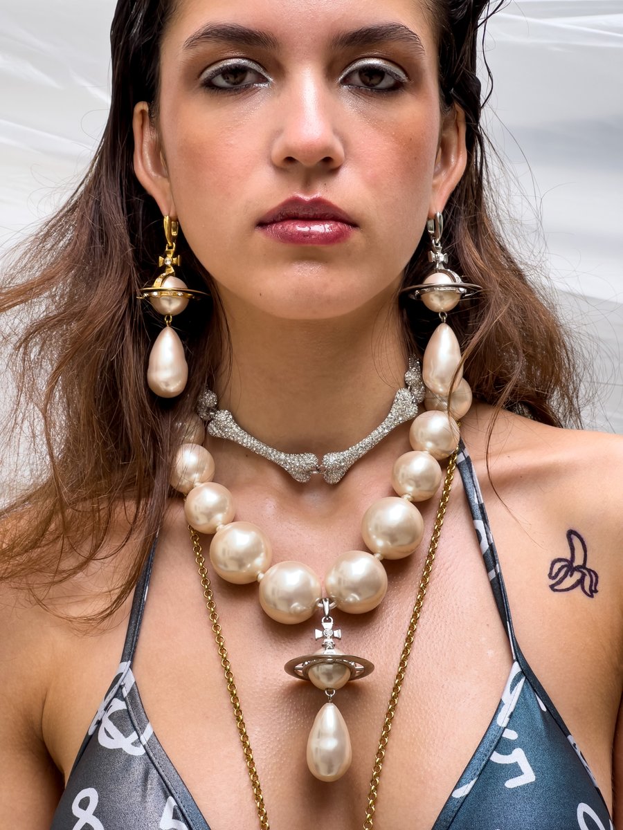 ネックレス Vivienne Westwood GIANT PEARL DROP Our Giant Pearl Drop necklace features a row of hand-knotted