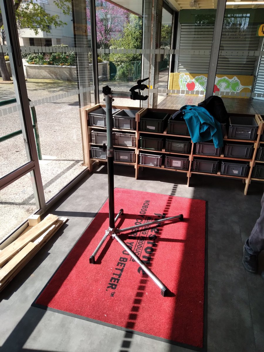 APIE_Velo's tweet photo. L atelier commence à être équipé ! L aménagement suscite l interrogation des habitant.e.s , apparament ce lieu de promotion du vélo est attendu :) @capi_agglo38 @Villevillefontaine https://t.co/wKETul7m8O