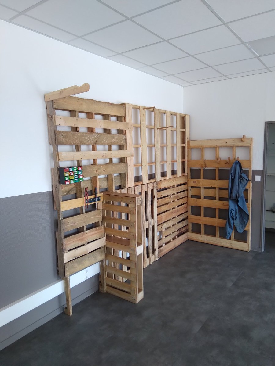 APIE_Velo's tweet photo. L atelier commence à être équipé ! L aménagement suscite l interrogation des habitant.e.s , apparament ce lieu de promotion du vélo est attendu :) @capi_agglo38 @Villevillefontaine https://t.co/wKETul7m8O