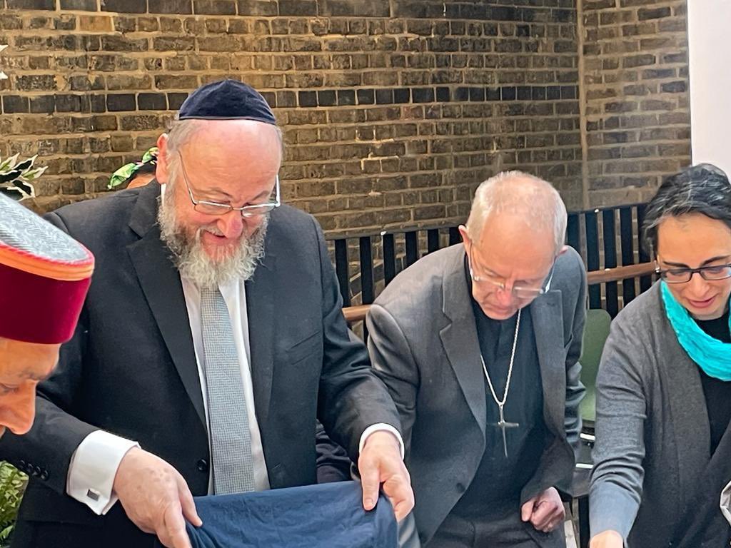 Serving each other helps communities thrive. It was great to spend this morning at <a href="/PassageCharity/">The Passage Charity</a> with other faith leaders, supporting the work of this amazing charity. 

To lend a hand for the #TheBigHelpOut visit: thebighelpout.org.uk