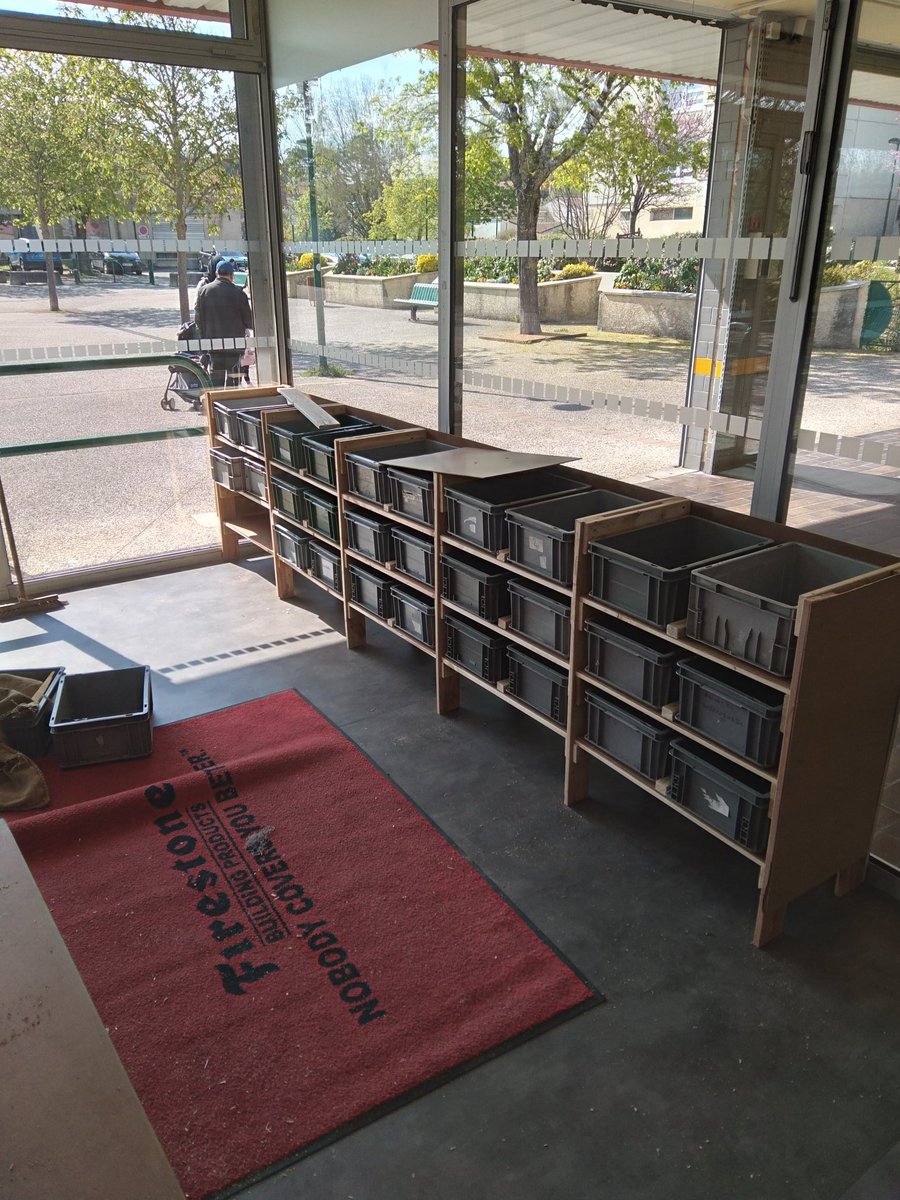 APIE_Velo's tweet photo. L atelier commence à être équipé ! L aménagement suscite l interrogation des habitant.e.s , apparament ce lieu de promotion du vélo est attendu :) @capi_agglo38 @Villevillefontaine https://t.co/wKETul7m8O