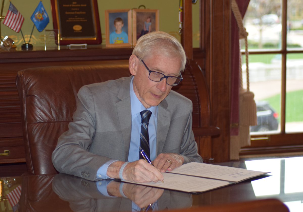 GovEvers's tweet photo. 🌳🌎 EARTH WEEK NEWS 🌎🌳

I just signed an Executive Order establishing a new Green Ribbon Commission on Clean Energy and Environmental Innovation that will advise on creating the state’s first-ever Green Innovation Fund. https://t.co/QCjPJfGHay