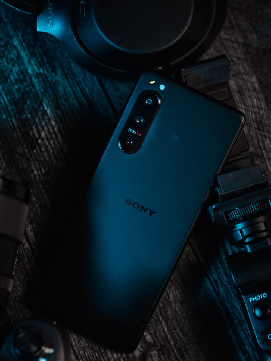 SonyXperiaUS's tweet photo. The Xperia 1 IV is all about speed, whether it's 4K HDR 120 fps video recording on all lenses, the triple-lens camera with up to 20 fps AF/AE in HDR on all lenses, or live streaming for videographers and mobile gamers. https://t.co/2ewn3hdtnF #SonyXperia https://t.co/XTWLB1UMYg