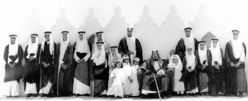 JihadAlobaid's tweet photo. 📌 هذا الرجل لم يوحد البلاد فقط، بل ورّث أسرة كريمة تسير على خطاه بالمروءة والنبل والشهامة ويكسوها السؤدد في كل حين.

رحم الله الإمام الملك المؤسس وطيّب ثراه. https://t.co/Z4iBjG5p67