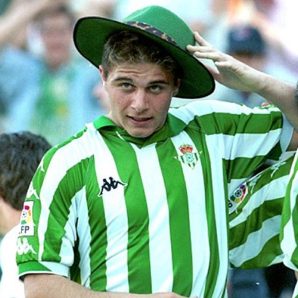 ElMagoBotas_'s tweet photo. Se marcha literalmente una barra del escudo del Betis.

Y lo hace habiendo cumplido su sueño: ser de nuevo campeón con el equipo de su vida.

Ni en mil vidas podremos agradecerte todo lo que has hecho por tu Betis.

Te queremos mucho, Joaquín. https://t.co/Emia7Pc3vs