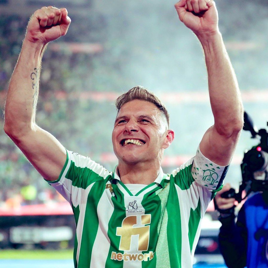 ElMagoBotas_'s tweet photo. Se marcha literalmente una barra del escudo del Betis.

Y lo hace habiendo cumplido su sueño: ser de nuevo campeón con el equipo de su vida.

Ni en mil vidas podremos agradecerte todo lo que has hecho por tu Betis.

Te queremos mucho, Joaquín. https://t.co/Emia7Pc3vs