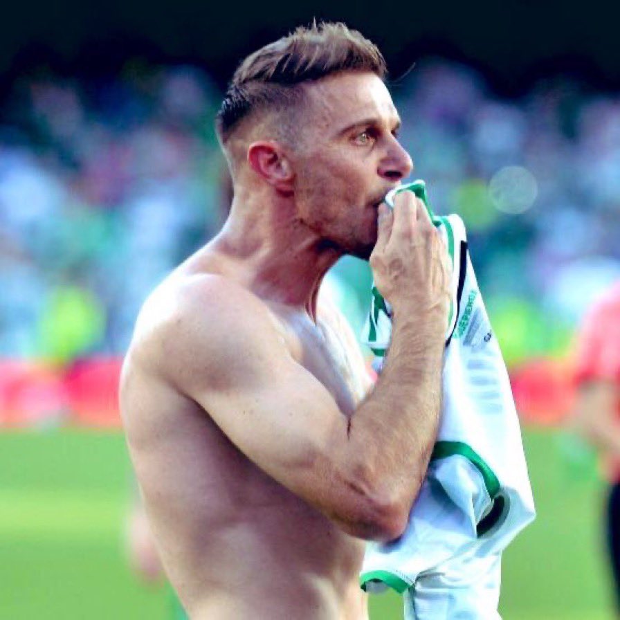 ElMagoBotas_'s tweet photo. Se marcha literalmente una barra del escudo del Betis.

Y lo hace habiendo cumplido su sueño: ser de nuevo campeón con el equipo de su vida.

Ni en mil vidas podremos agradecerte todo lo que has hecho por tu Betis.

Te queremos mucho, Joaquín. https://t.co/Emia7Pc3vs