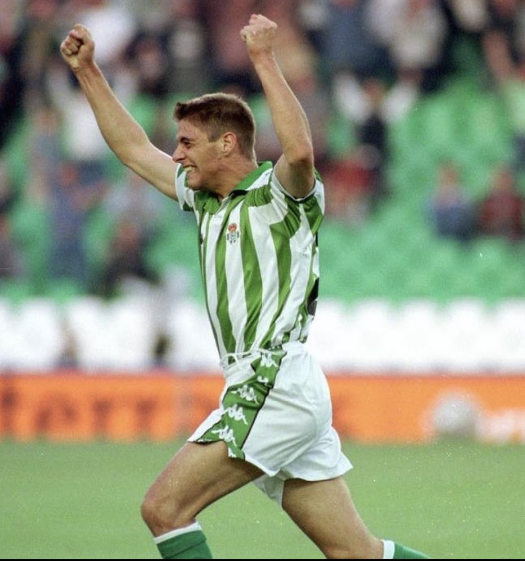 ElMagoBotas_'s tweet photo. Se marcha literalmente una barra del escudo del Betis.

Y lo hace habiendo cumplido su sueño: ser de nuevo campeón con el equipo de su vida.

Ni en mil vidas podremos agradecerte todo lo que has hecho por tu Betis.

Te queremos mucho, Joaquín. https://t.co/Emia7Pc3vs