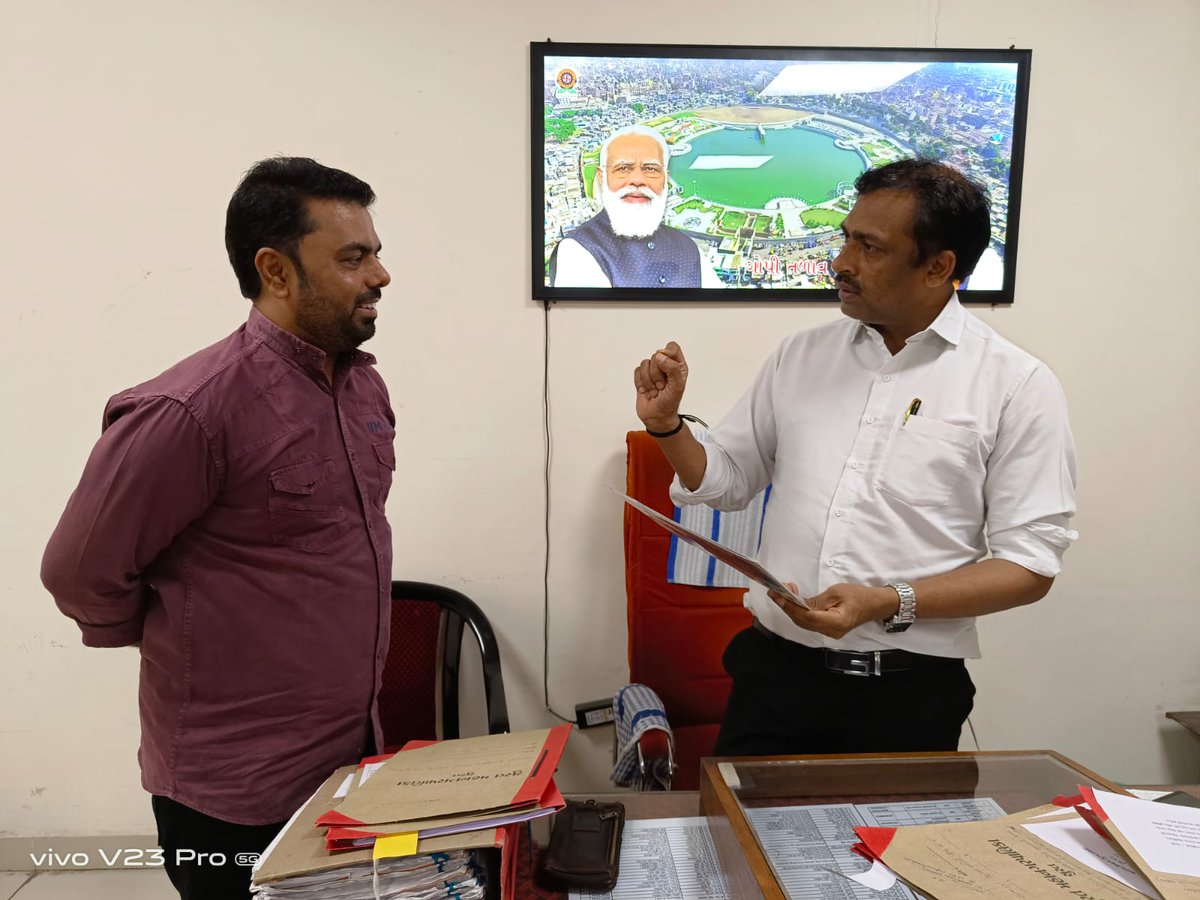 RajeshJoliyaBJP's tweet photo. સોશ્યલ મીડિયામાં ધૂમ મચાવતી જાણીતી જોડી પારુ એન્ડ ગુરુ તેઓના પારુ એન્ડ ગુરુ ફાઉન્ડેશન ટ્રસ્ટ દ્વારા સમૂહ લગ્નના આયોજનનું આમંત્રણ આપવા પધાર્યા હતા.. તેઓની સેવાકીય પ્રવૃત્તિઓ બદલ તેઓને હૃદય અભિનંદન પાઠવું છું.. https://t.co/xNIbcM8EpB