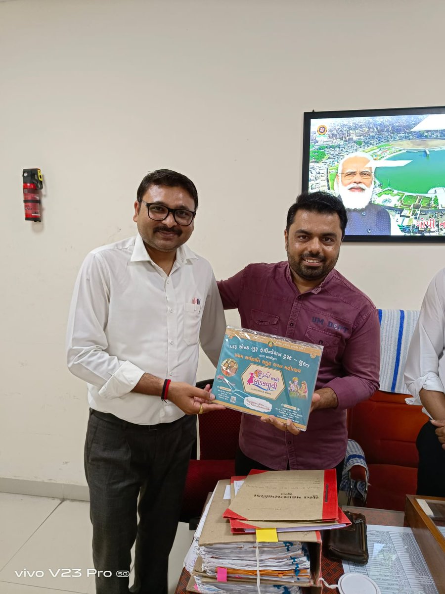 RajeshJoliyaBJP's tweet photo. સોશ્યલ મીડિયામાં ધૂમ મચાવતી જાણીતી જોડી પારુ એન્ડ ગુરુ તેઓના પારુ એન્ડ ગુરુ ફાઉન્ડેશન ટ્રસ્ટ દ્વારા સમૂહ લગ્નના આયોજનનું આમંત્રણ આપવા પધાર્યા હતા.. તેઓની સેવાકીય પ્રવૃત્તિઓ બદલ તેઓને હૃદય અભિનંદન પાઠવું છું.. https://t.co/xNIbcM8EpB