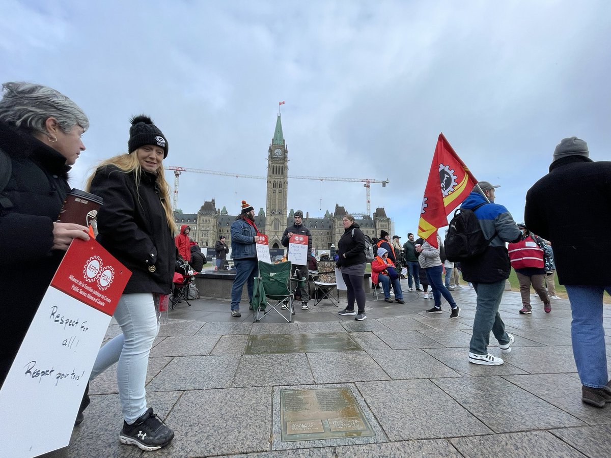 Des milliers de fonctionnaires font la grève à travers le pays depuis 8h00 ce matin <a href="/psac_afpc/">PSAC-AFPC</a> <a href="/iciottgat/">ICI Ottawa Gatineau</a> #ottnews #GreveGenerale