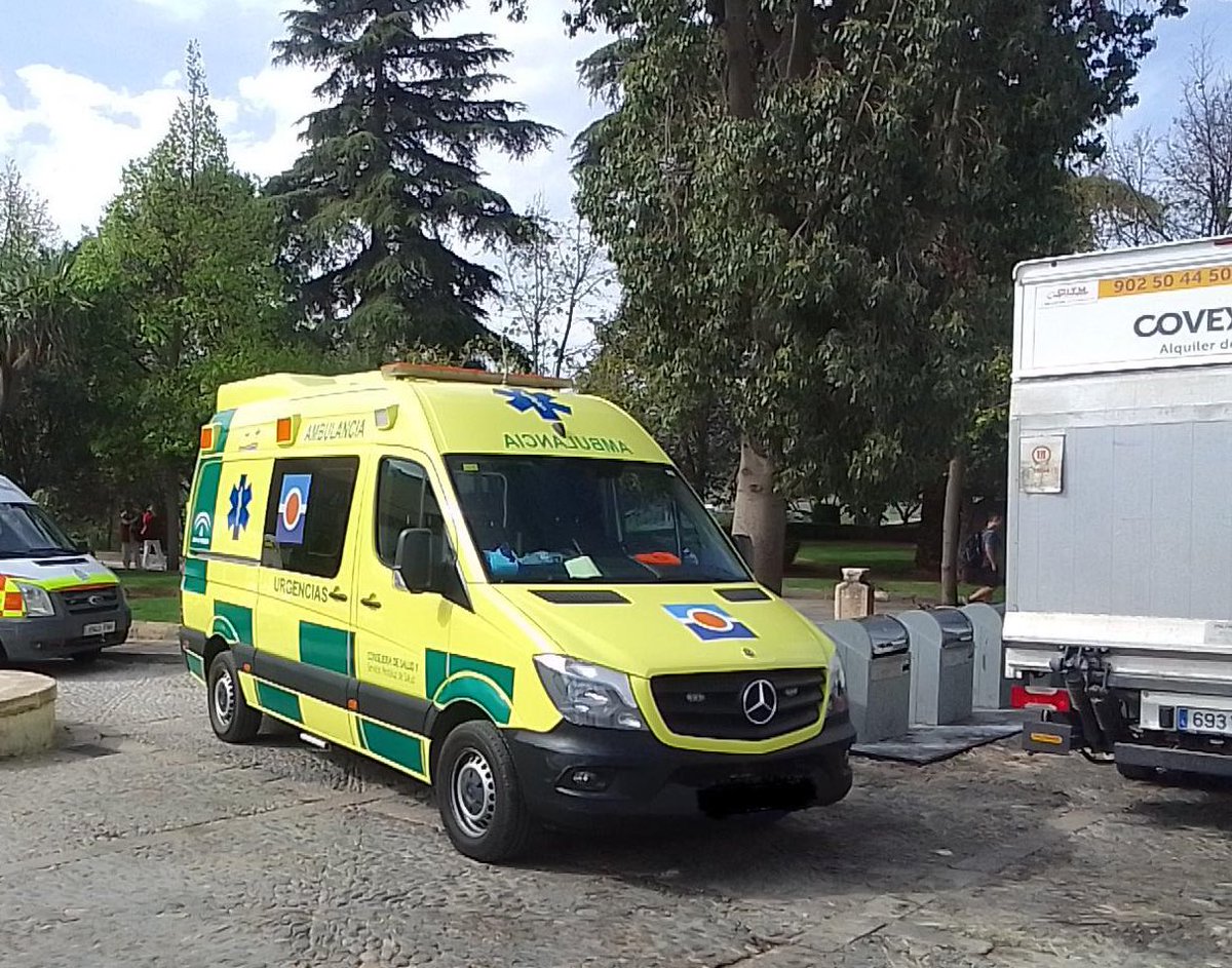 asm_malaga's tweet photo. @asm_malaga ha participado en el dispositivo de atención sanitaria desplegado con motivo de la visita a Ronda de SM el Rey Felipe VI por el 450 aniversario desde que Felipe II estampara su firma en la real cédula fundacional de la Real Maestranza de Caballería de Ronda. https://t.co/vyzPYaVhRp