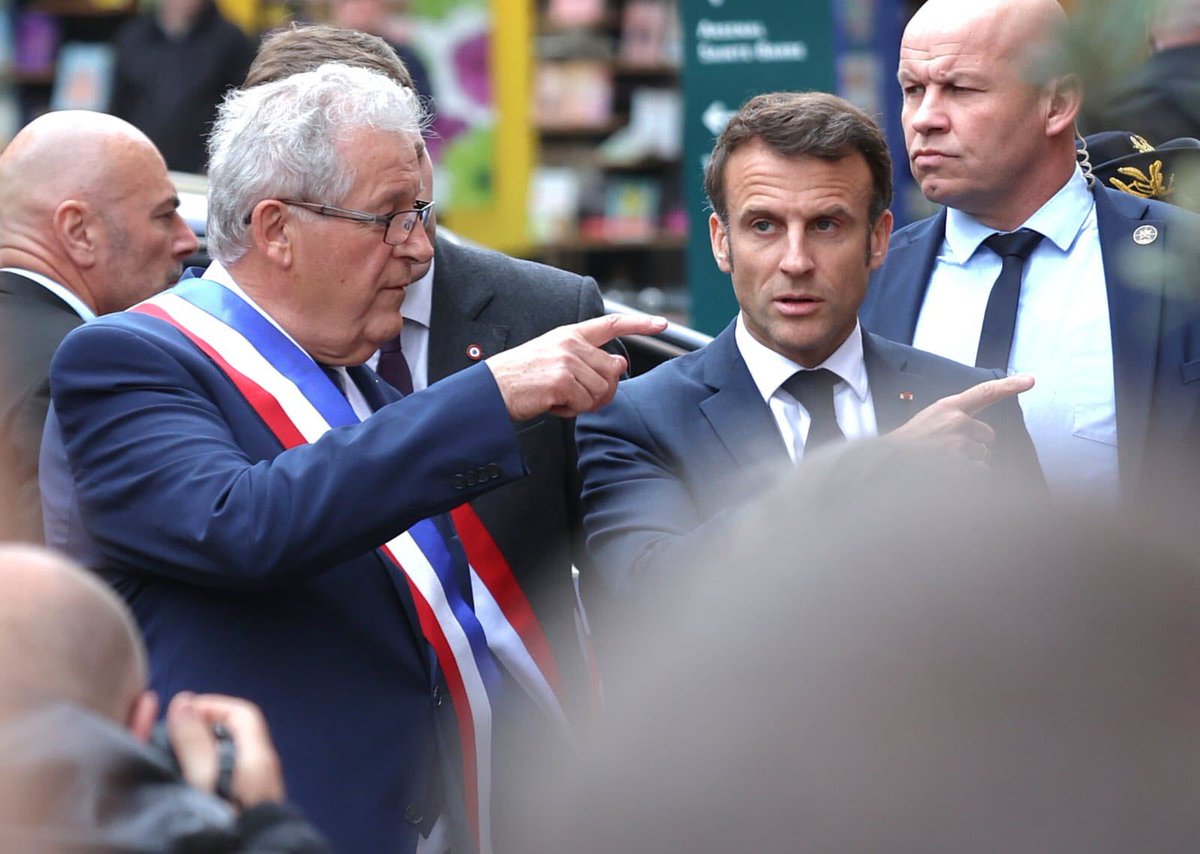 francoisedegois's tweet photo. En fait , #Macron fonctionne toujours de la même manière . Avec sa manie  , auj encore , de persifler sur ceux qui ne sont pas d’accord avec lui, en réduisant le mouvement social à des #casserolades et en mode “ça leur passera” . En opposant le cercle de la raison , des sachants , c’est à dire lui contre et le reste du monde ( ça faut du monde ) qui serait les échevelés, les  idiots ,les irresponsables. Indecrottable
