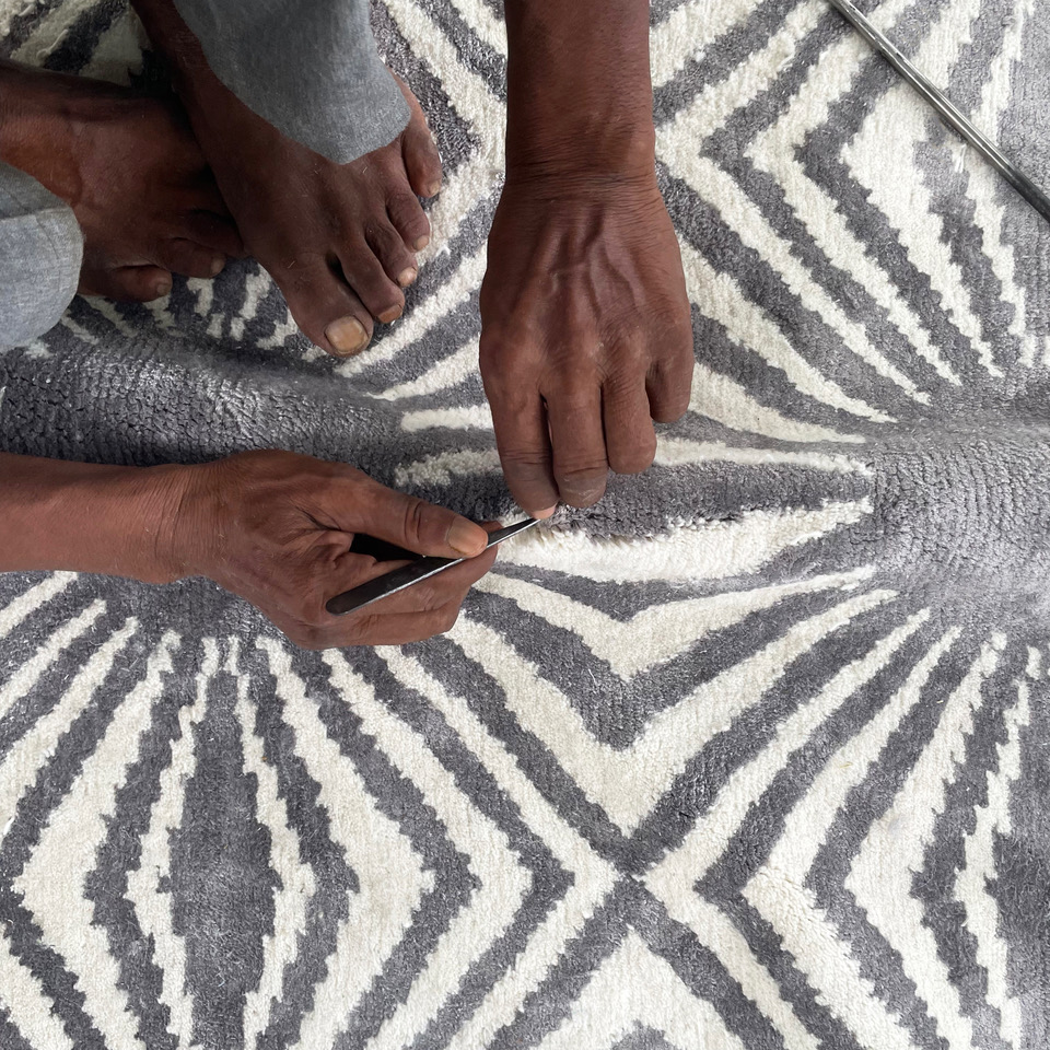 rugcouture's tweet photo. An image of the rug in one the many finishing processes. Vernacularly known as ‘birai’, this is the process of separating yarns of each colour that get mixed up during weaving. #bespokerugs #customrugs #inspirationalinteriors #rugs #pattern #colours #plaincolour #essence #floors https://t.co/V1J2KydXht